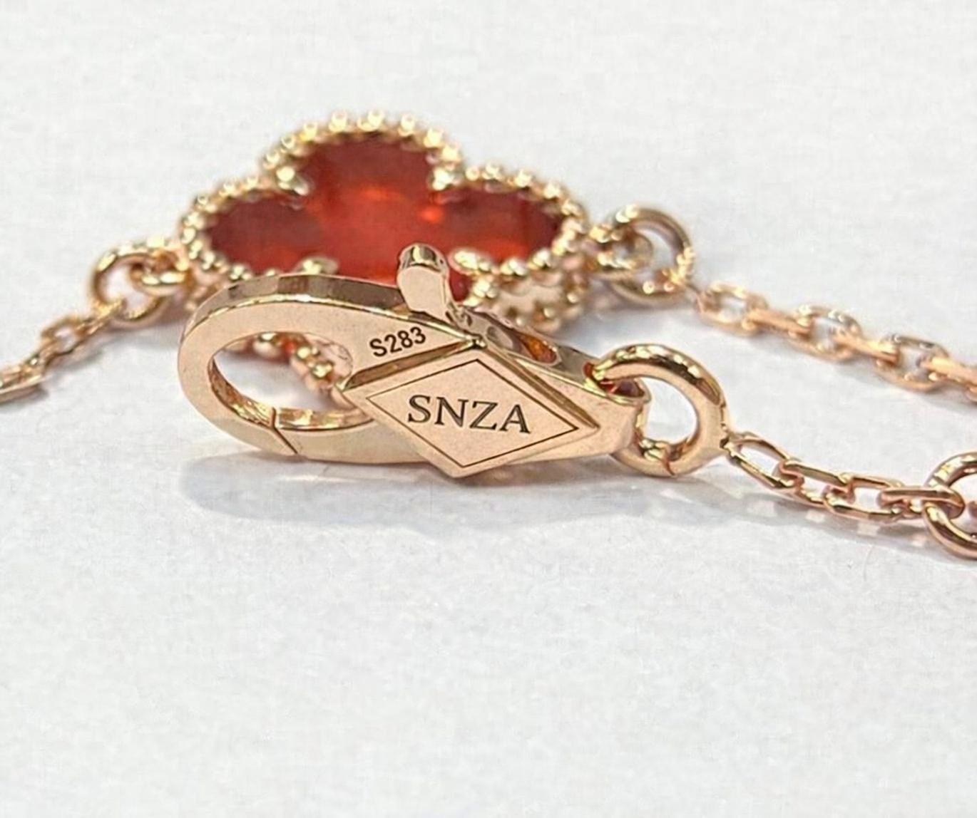 Twelve Motif Clover Necklace – 18K Rose Gold with Carnelian